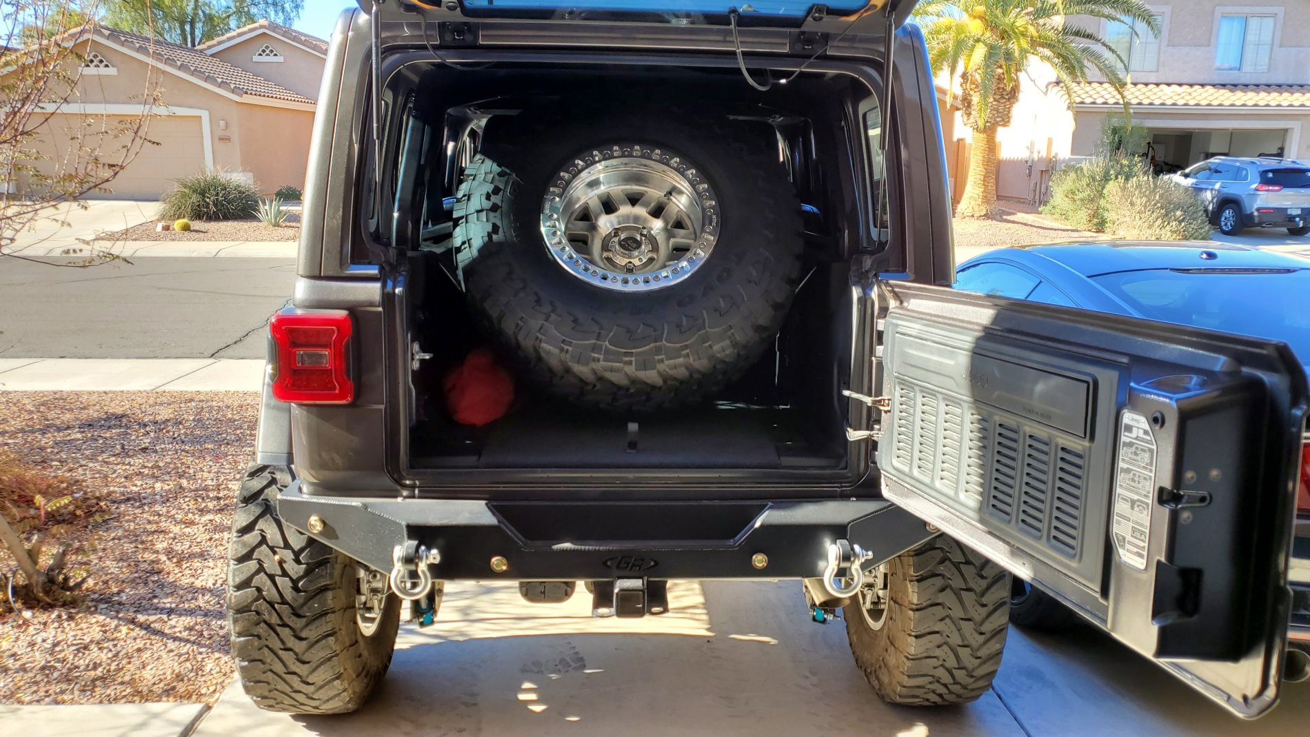 Jeep Wrangler JL Can you fit 5 37x12.5r17 Ko2 tires in the back of a jeep? 20210222_155458