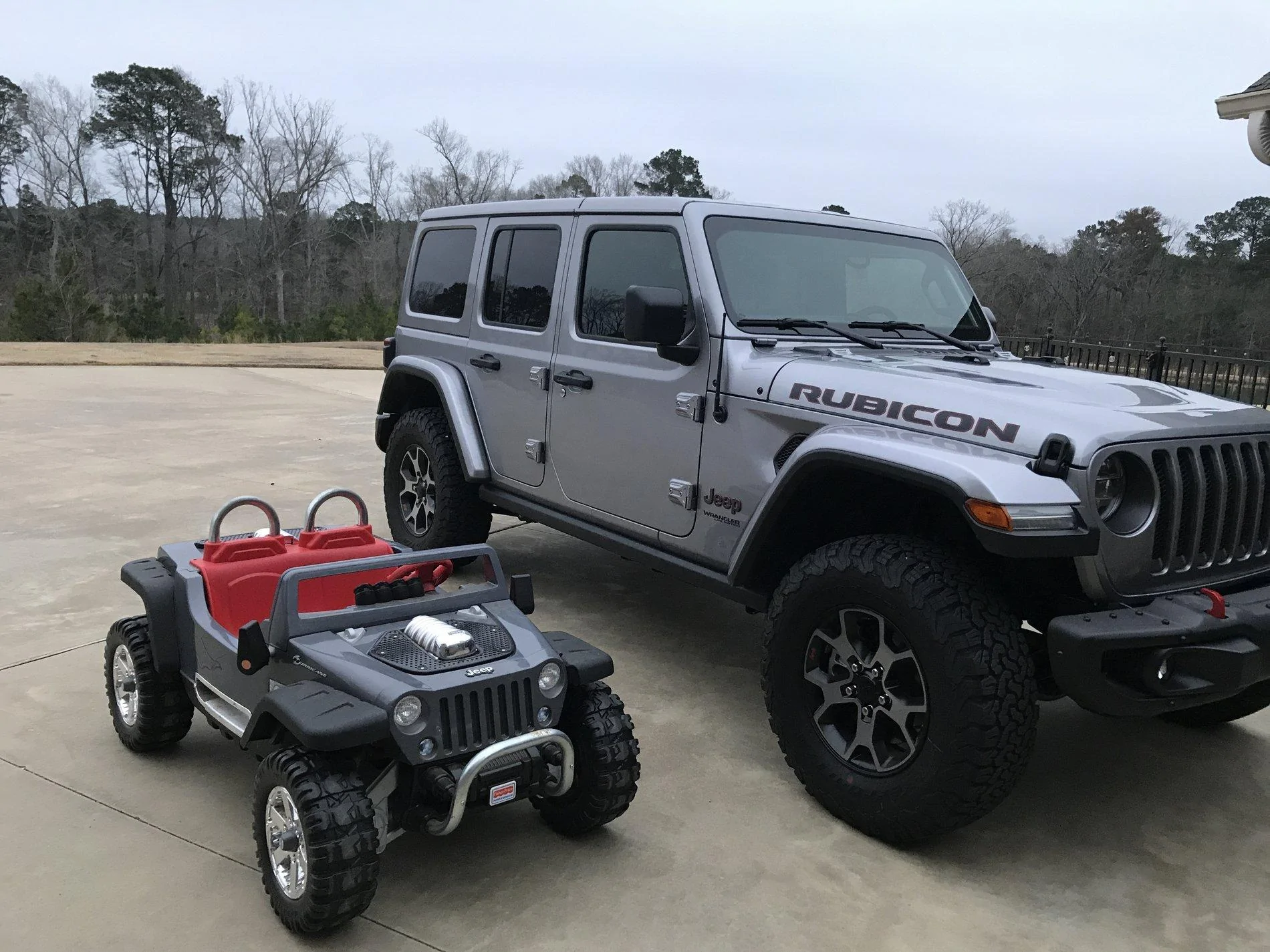 Jeep wrangler rubicon и sahara отличия