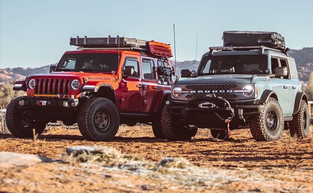 JL Wrangler vs Bronco rigs side by side look | Jeep Wrangler Forums (JL /  JLU) - Rubicon, Sahara, Sport, 4xe, 392 